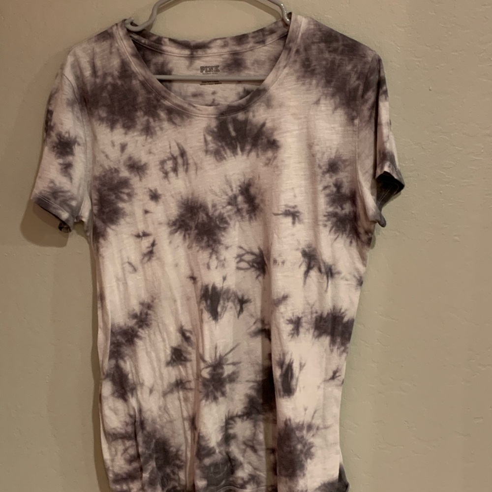 VS pink tee shirt